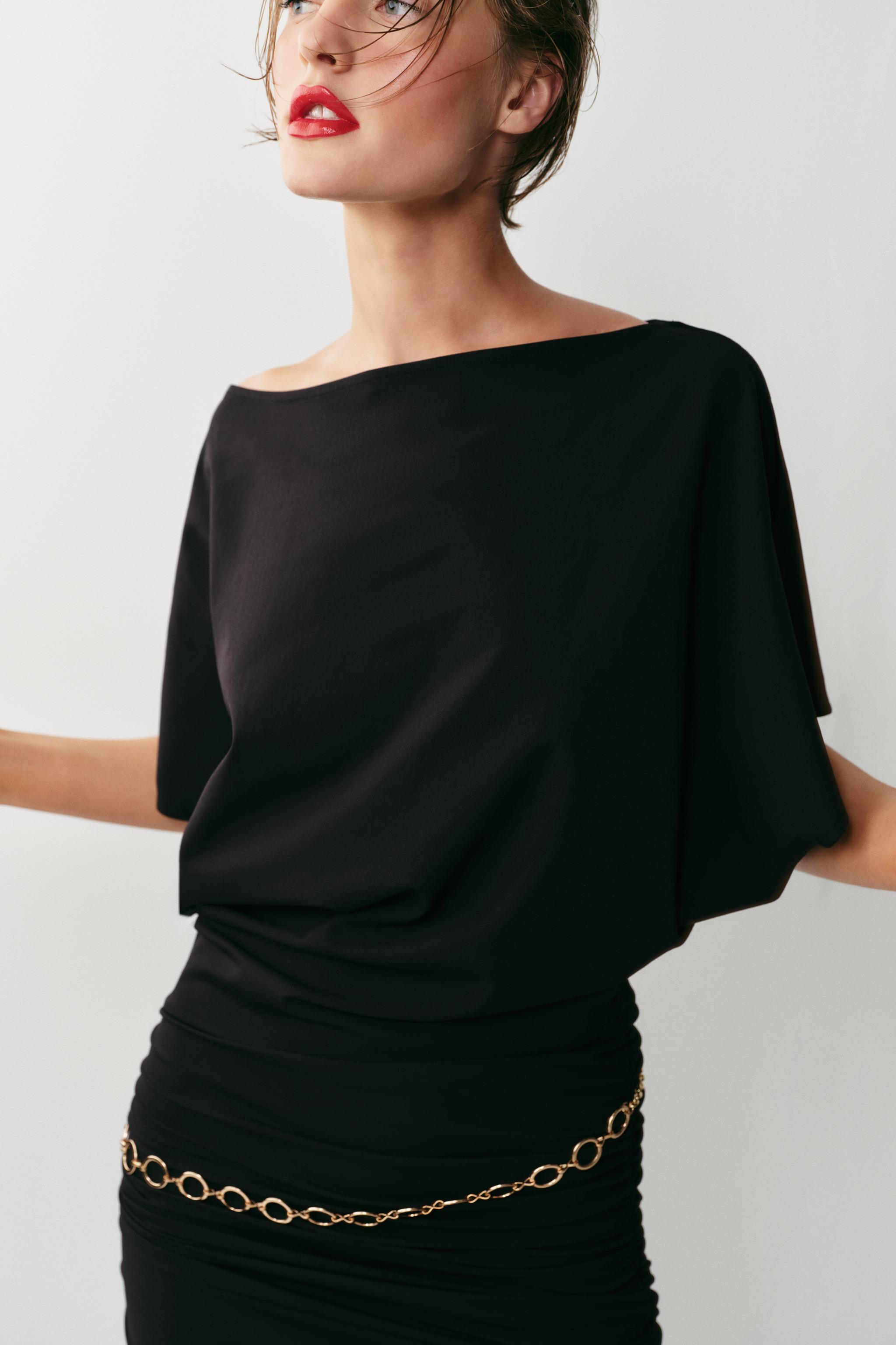 ROBE COURTE DRAPÉE AVEC CEINTURE